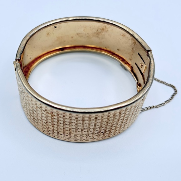 Vintage Gold Tone Wide Cuff Bracelet Textured Hinged Bangle Safety Chain - Picture 2 of 15